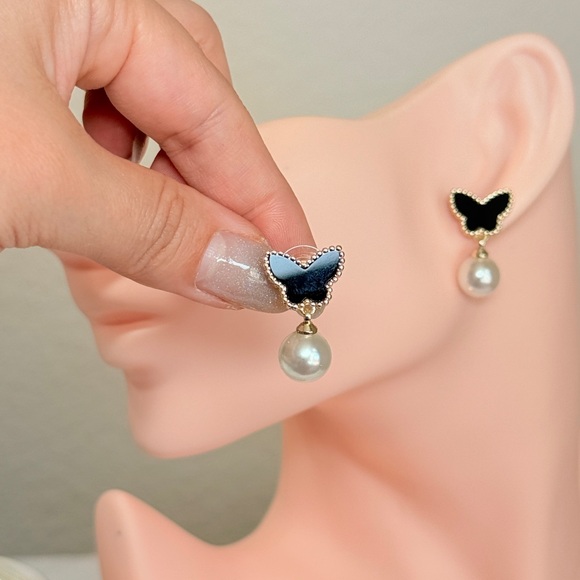 ⚜️ Elegant Black and Gold Butterfly Pearl Earrings - Picture 6 of 7